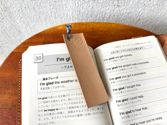 藍染の糸を結んだ革のしおり